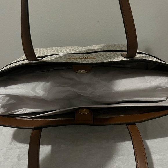 MICHAEL KORS- BEDFORD MD PKT Tote Bag Mini MK Logo in Vanilla/LUGG - Picture 7 of 9